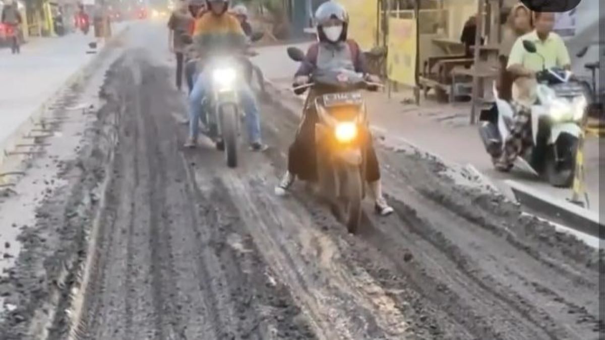 Jalan Raya di Jombang Baru Dicor Rusak Parah gegara Diterobos Sejumlah Pengendara