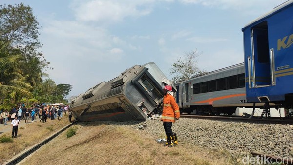Kereta Argo Semeru Anjlok dan Diserempet KA Argo Wilis
