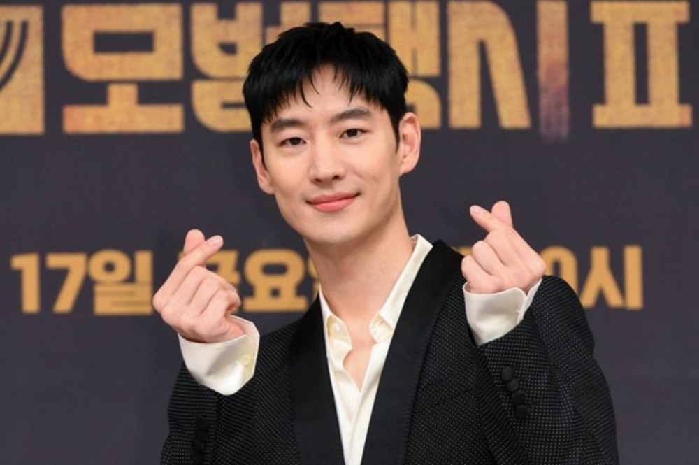 Lee Je-Hoon Dilarikan ke Rumah Sakit untuk Operasi Darurat, Karena Sakit Perut Parah