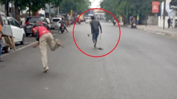 Viral Seorang Jambret HP di Bandung Bawa Golok Dilempari Batu, Berakhir Ditangkap Warga