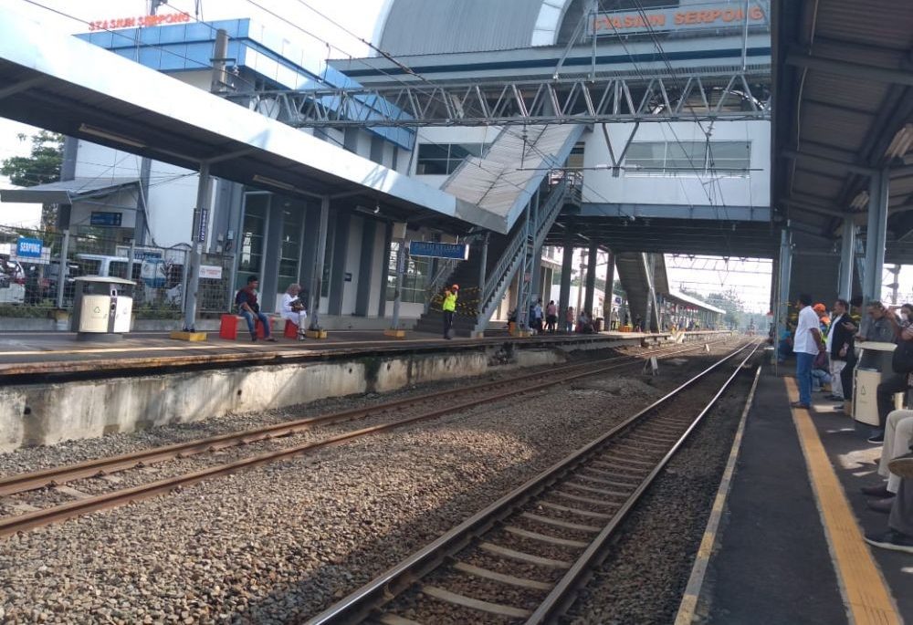 Pria Tewas Tertabrak KRL saat Asyik Ngobrol Bareng Teman di Peron Stasiun Serpong