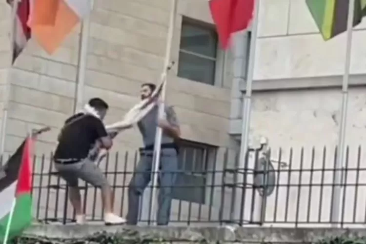 Viral Video Seorang Pria Turunkan dan Robek Bendera Israel di Depan Kantor PBB Roma