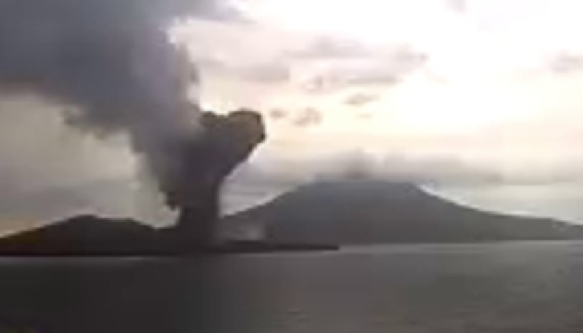 Gunung Anak Krakatau Erupsi Lagi Pagi Ini, Menyemburkan Abu Vulkanik Sekitar 200 Meter