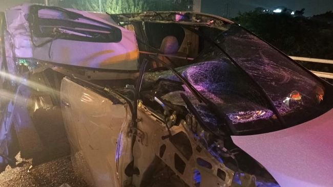 Kecelakaan Maut Toyota Vellfire dan Truk di Tol Slipi