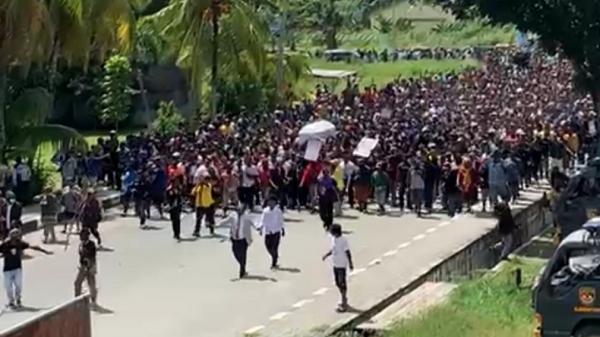Iring-iringan Pengantar Jenazah Lukas Enembe Rusuh, 14 Korban Luka