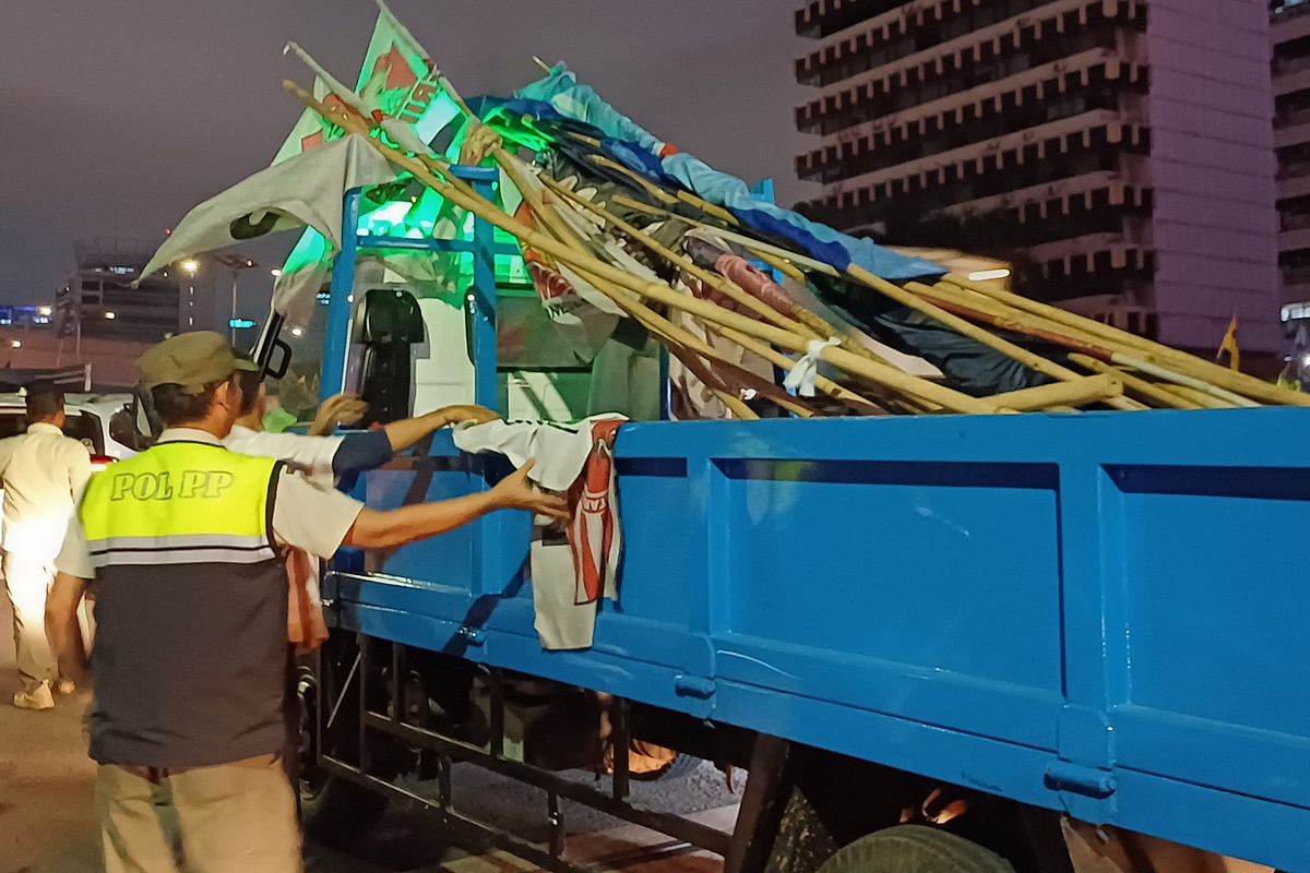 Bendera Parpol di Sepanjang Flyover Kuningan di Copot Setelah Makan Korban