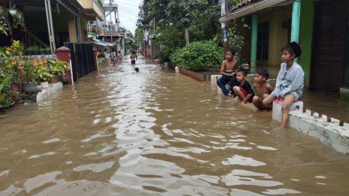 Dyeuhkolot Bandung Banjir Tinggi Air Sepinggang Bikin Akses Jalan Lumpuh