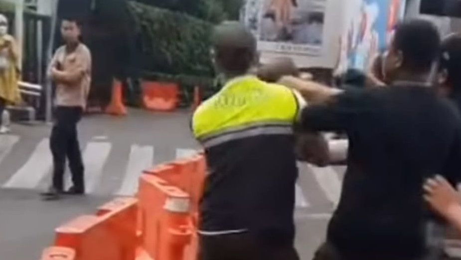 Kronologi 2 Anggota Satpol PP yang Dikeroyok Preman di Menteng