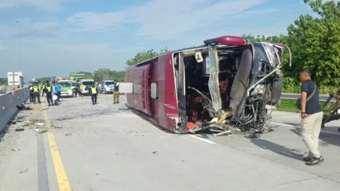 Bus Rombongan Partai Mengalami Kecelakaan Gegara Nyalip Truk dan Berakhir Terguling
