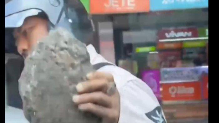 VIRAL Pemotor di Kota Malang Pukul Mobil Pakai Batu