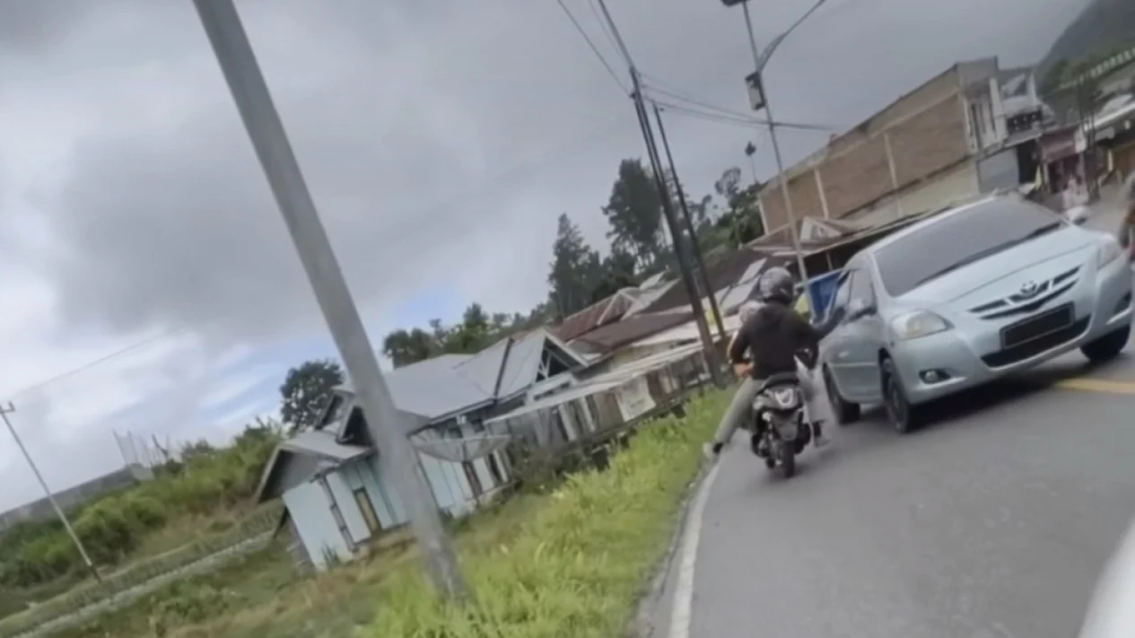 VIRAL Pengendara Motor Hantam Spion Toyota Vios Pas Jalan Tikungan