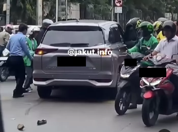 Wanita Lompat dari Flyover Ancol hingga Menimpa Mobil