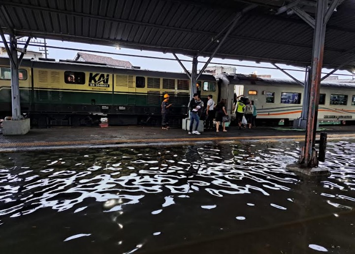 Imbas Banjir Semarang, 14 Perjalanan Kereta Api Terdampak