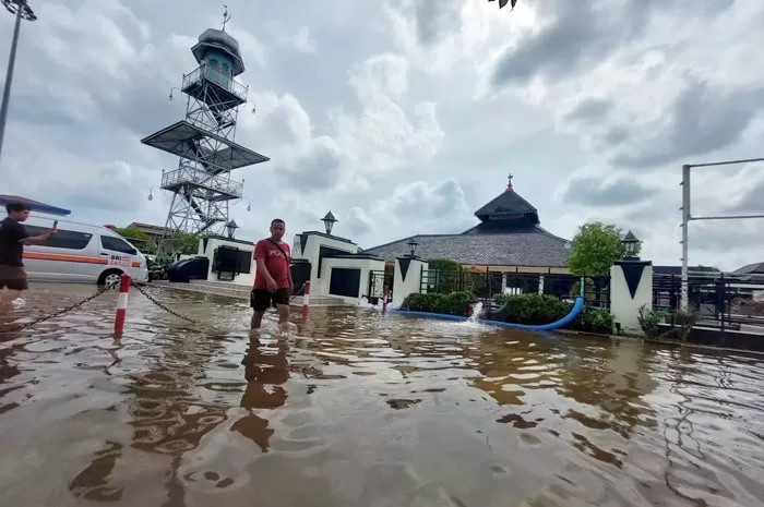 Meski Kebanjiaran Warga Tetap Datang Ziarah ke Makam Sunan Kalijaga di Demak