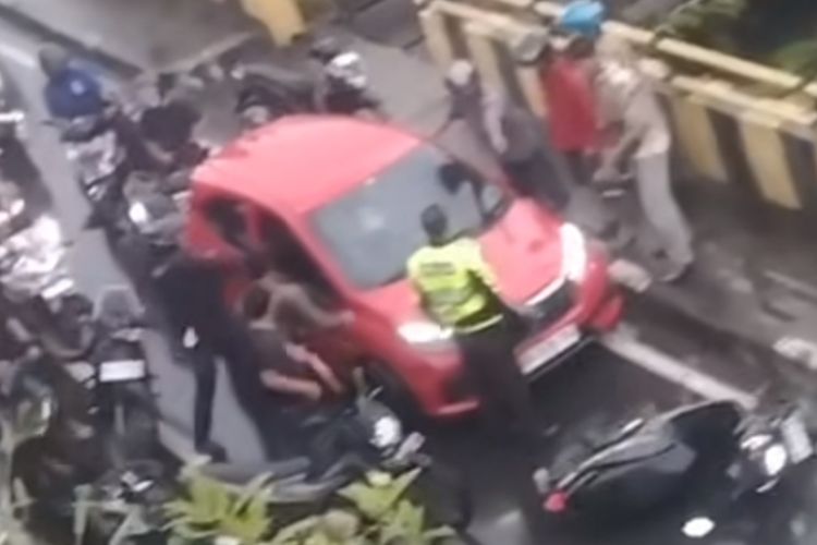 Viral Pengemudi Brio Ugal-ugalan di Jalan Tabrak Polisi di Banjarmasin