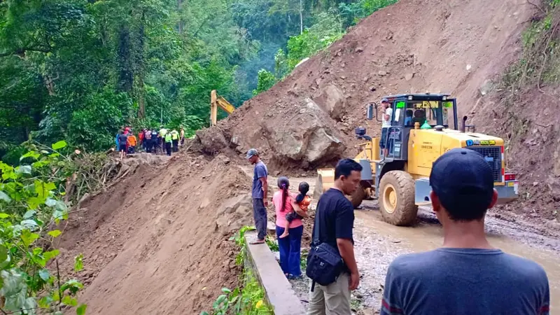 Akibat Longsor Jalur Lumajang-Malang melalui Piket Nol ditutup