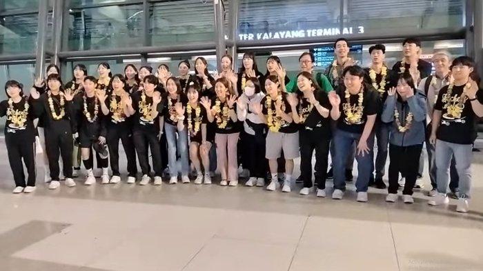 Red Sparks Tiba di Indonesia Disambut Suporter dengan Meriah