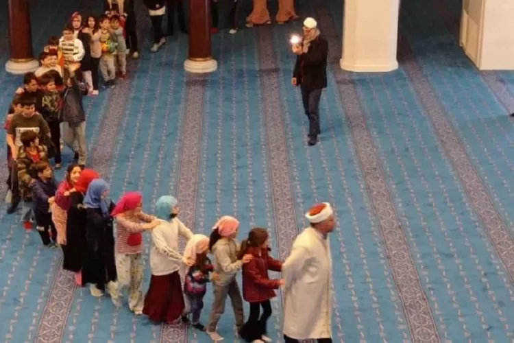 VIRAL Imam Masjid di Turki Ajak Main Anak-anak di Masjid
