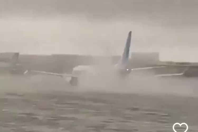 Dubai Banjir dan Badai Berdampak Lumpuhkan Jadwal Penerbangan
