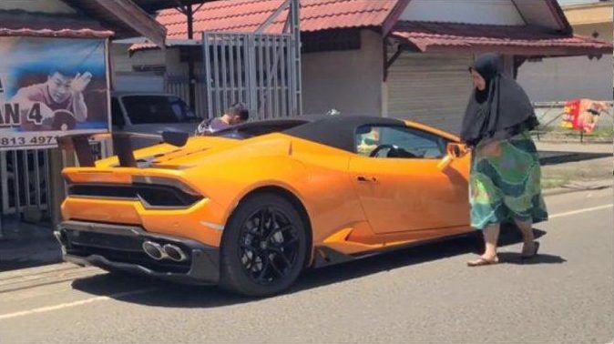 VIRAL Wanita Berdaster Naik Lamborghini