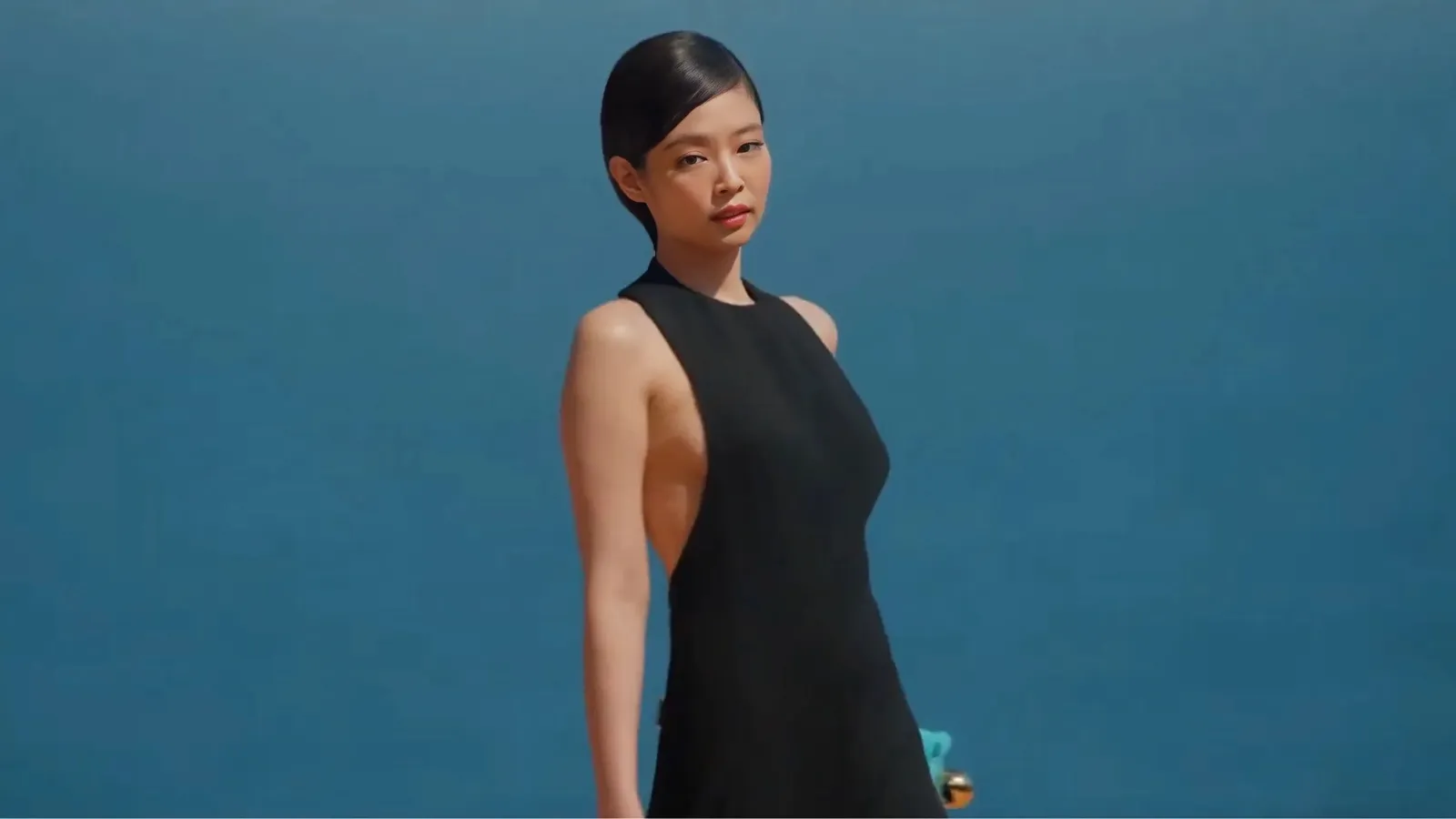 Jennie BLACKPINK Tampil Memukau di Debut Catwalk Show Jacquemus