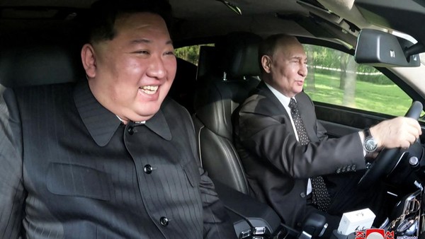Kim Jong Un di Sopiri Putin Naik Limosin Mewah Anti Peluru