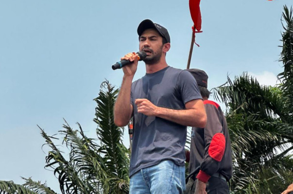 Reza Rahadian Ikut Demo di DPR