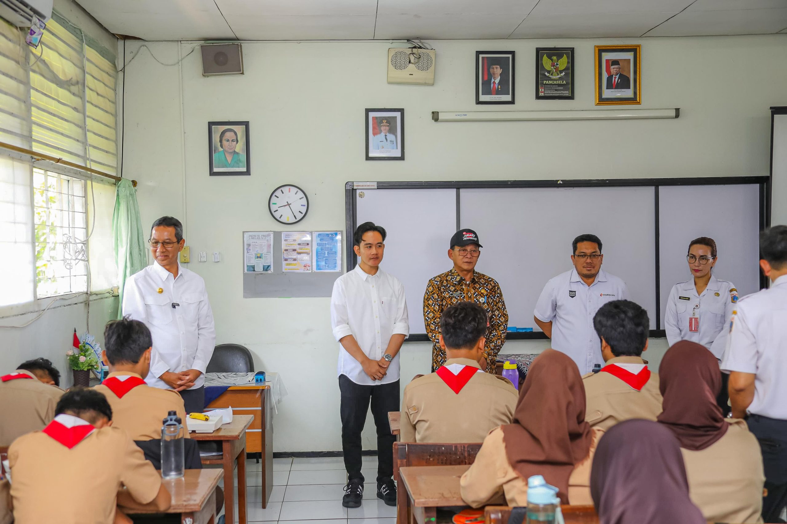 Heru-Gibran Tinjau Program Uji Coba Makan Bergizi Gratis di SMAN 70
