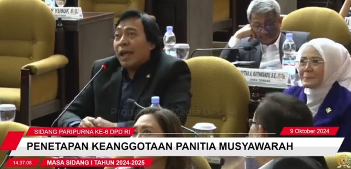 Viral, Gaya Protes Komeng karena Ditugaskan Sesuatu yang Tak Dipahami
