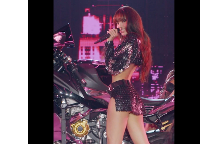Lisa BLACKPINK Naik Motor Buka Victoria’s Secret Fashion Show 2024