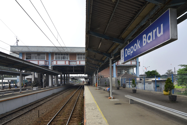 Wanita Nekat Loncat dari Peron di Stasiun Depok Baru, Diduga Sengaja Tabrakkan Diri ke KRL