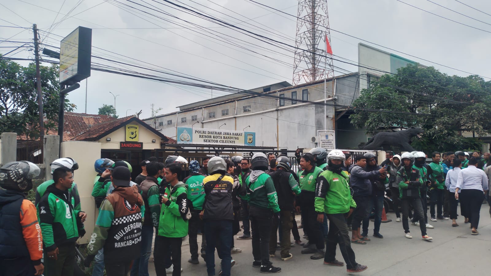 VIRAL Bentrok Ojol vs Opang di Stasiun Cimekar Bandung