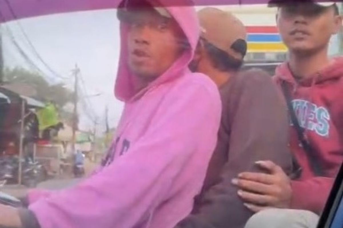 Kronologi Pemotor Bonceng 3 Kejar dan Pukul Mobil di Bekasi