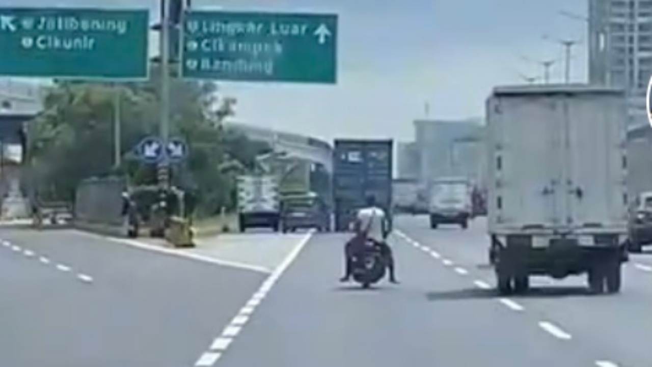 Viral Pemotor Bonceng Tiga Nekat Masuk Tol MBZ Tanpa Helm