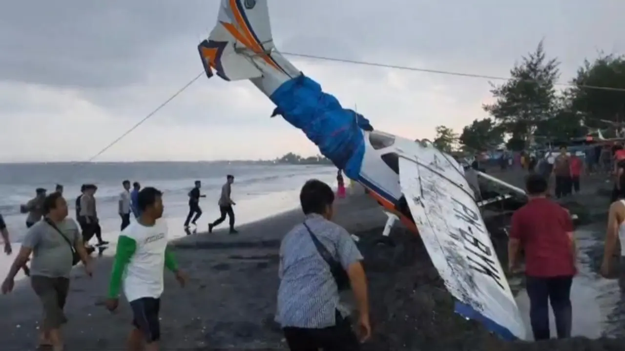 Pesawat Cessna 172 Jatuh di Pantai Muncar Banyuwangi, Dua Kru Selamat