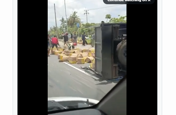 Viral Warga Bali Kompak Bantu Angkut Muatan Truk Terguling