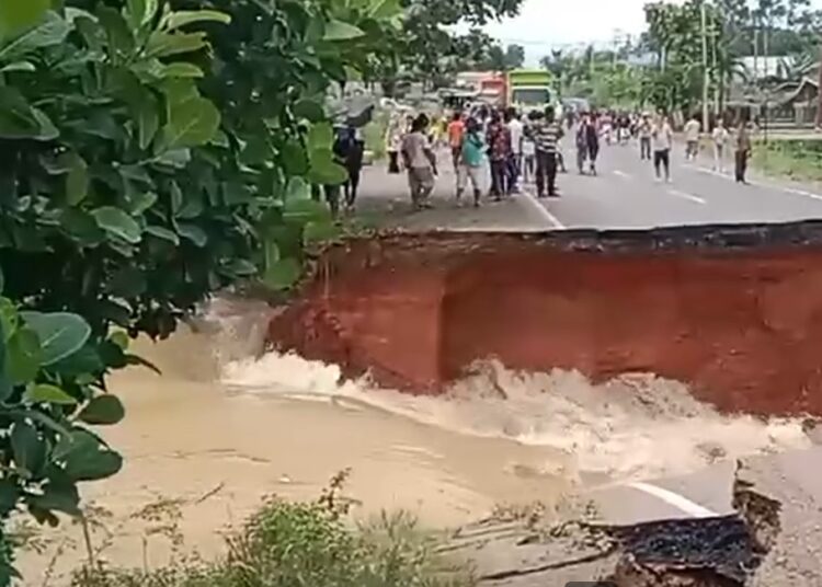 Jalan Sumbar-Jambi Putus di Perbatasan Dharmasraya-Bungo
