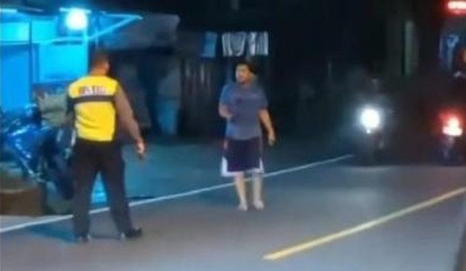 Viral Pria Ngamuk Mabuk Bawa Golok di Tabrak Motor Warga di Wonosobo