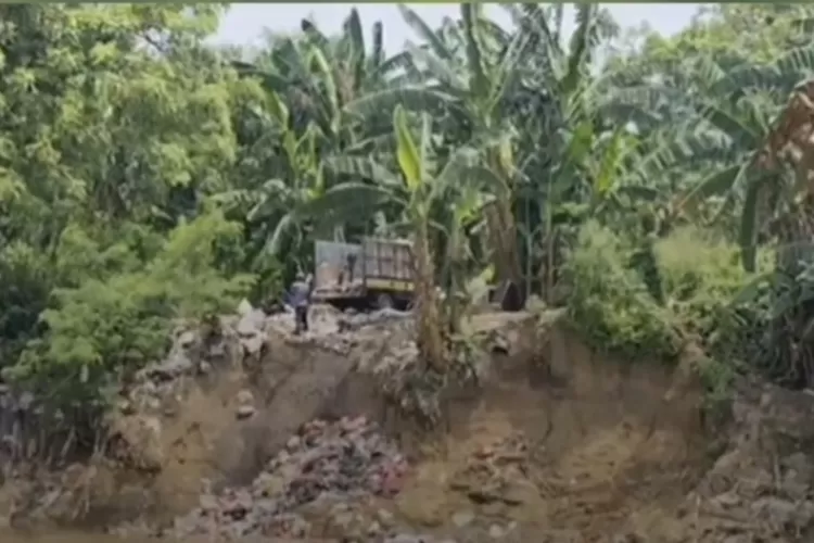 Viral! Mobil Bak Buang Sampah ke Kali Bekasi