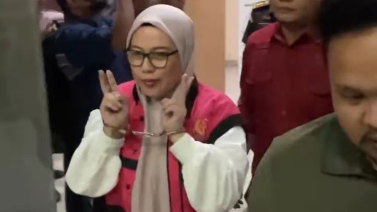 Viral Tersangka Korupsi Ariyuli Ningsih Lindoeno Tebar Senyuman dan Pose Dua Jari saat Ditangkap