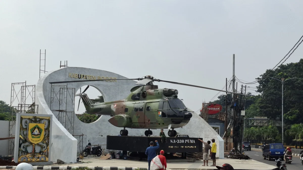 Viral Tugu Helikopter Muncul di Simpang Cibinong