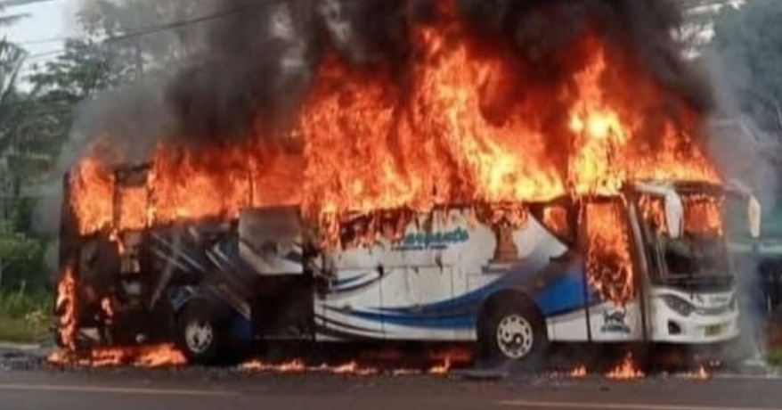 Viral Bus PO Haryanto Terbakar di Pringsurat Temanggung
