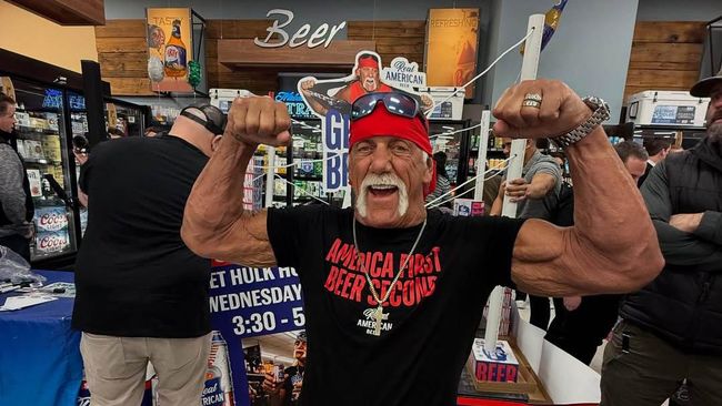 Pegulat WWE Hulk Hogan Meninggal Dunia
