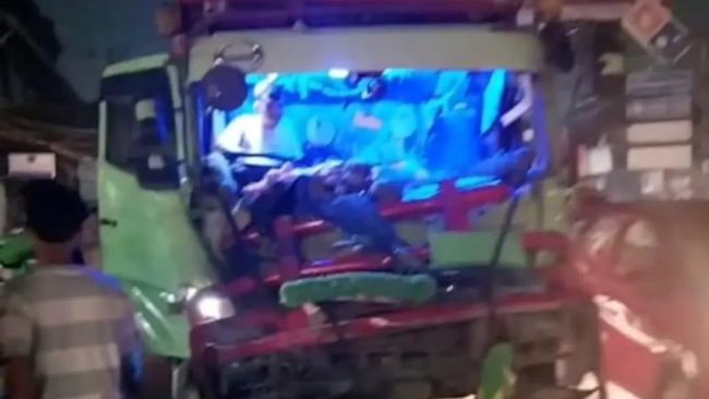 Ada Truk Kecelakaan di Lampu Merah Situ Gintung , Lalin di Ciputat arah Lebak Bulus Macet Total