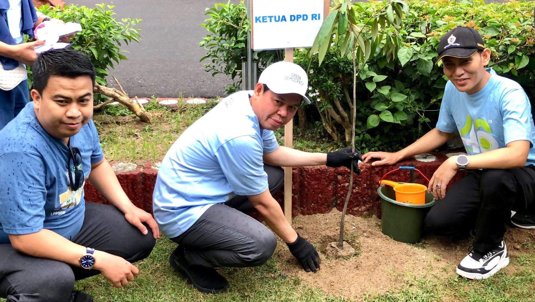 Ketua DPD RI Sultan Baktiar Najamudin Menanam Pohon Kayu Hitam di Milad BKPRMI