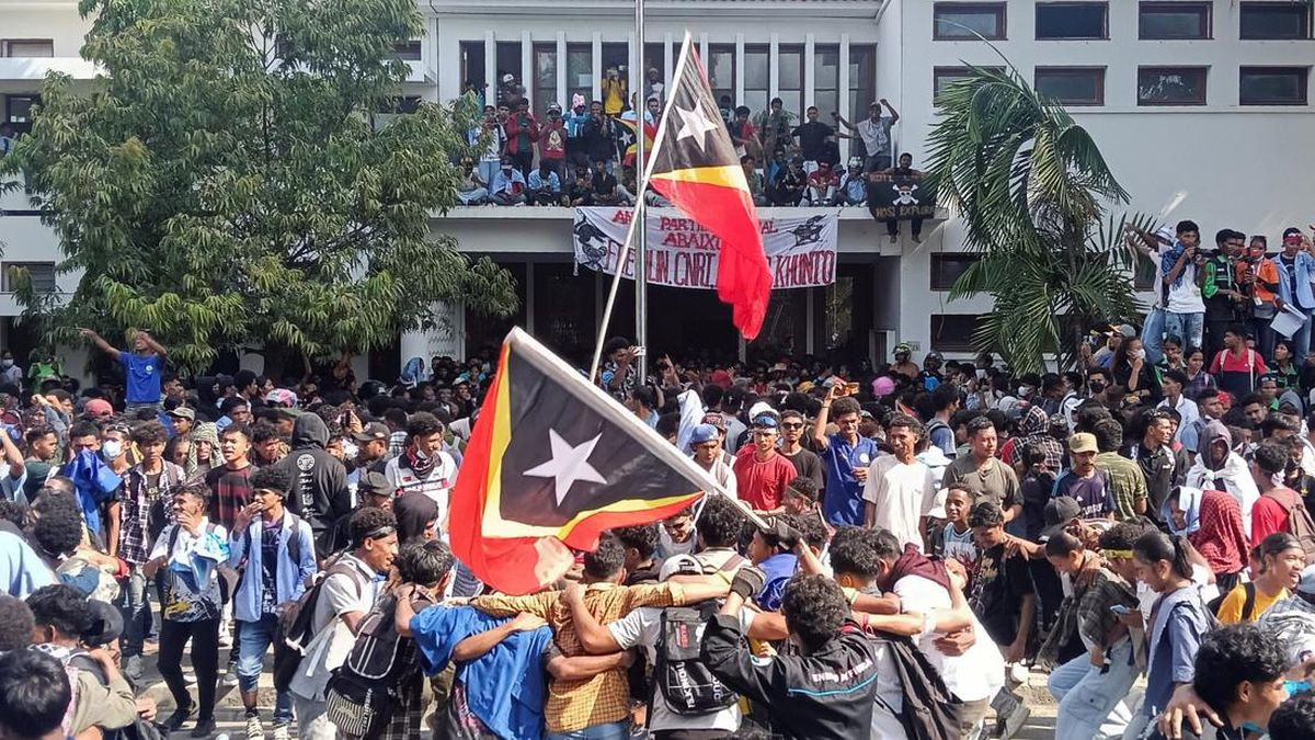 Mahasiswa Demo Tolak Toyota Prado untuk Parlemen Timor Leste