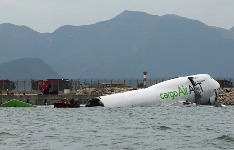 Pesawat Cargo Tergelincir Ke Laut saat Mendarat di Bandara Hong Kong