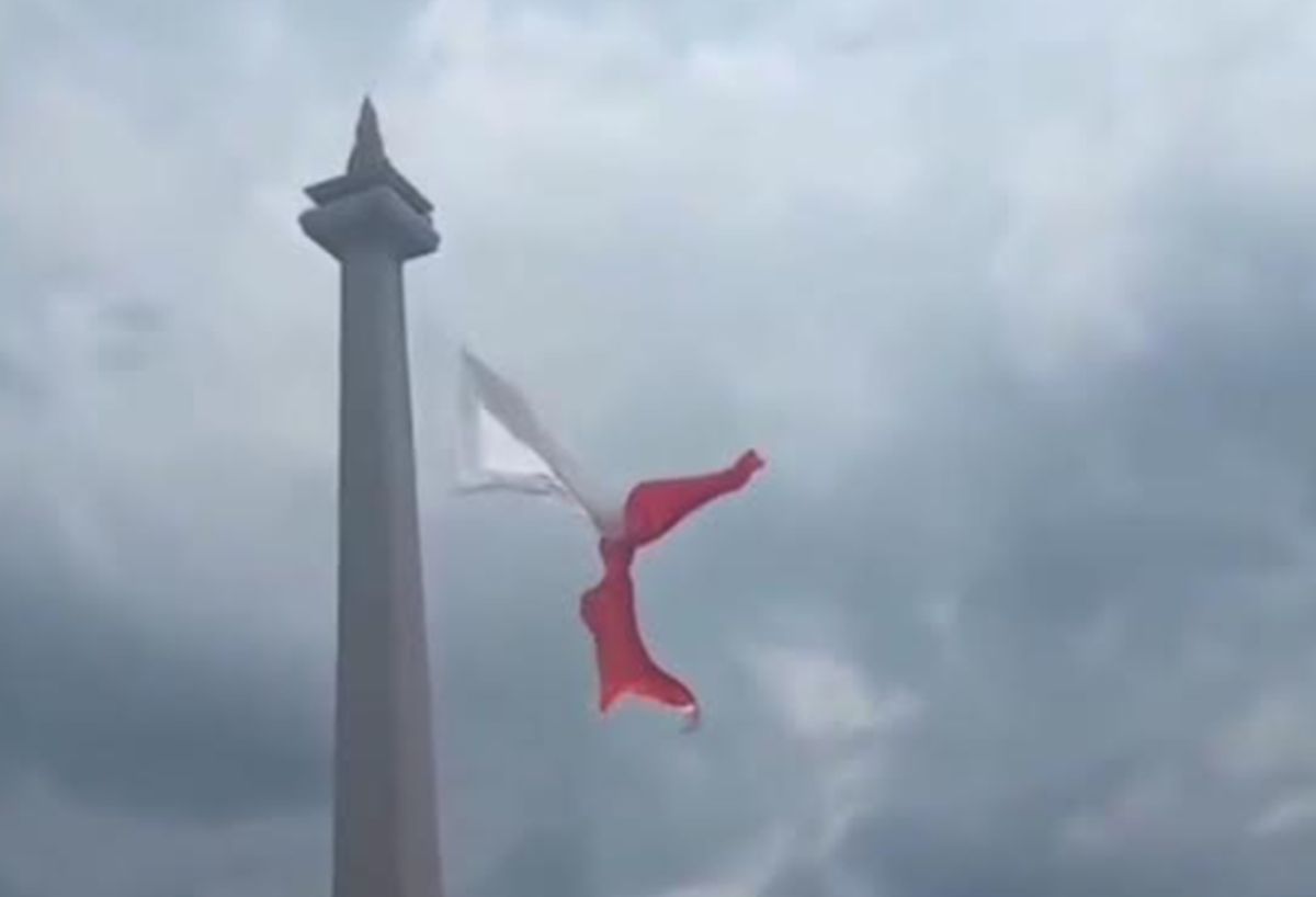 Viral Bendera Merah Putih Robek di Monas saat Gladi HUT TNI