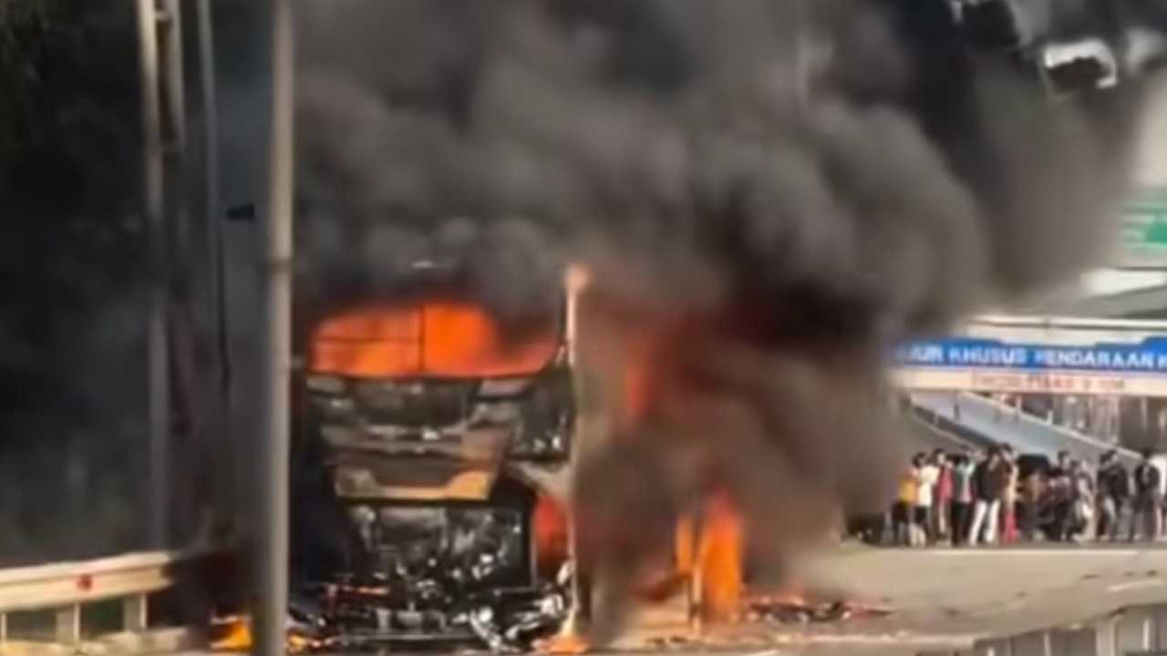Viral Video Bus Damri Terbakar di Tol JORR