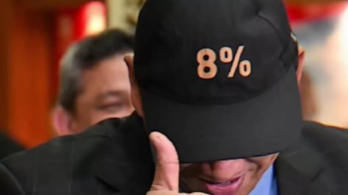 Viral Purbaya Pamer Topi Bertuliskan 8%